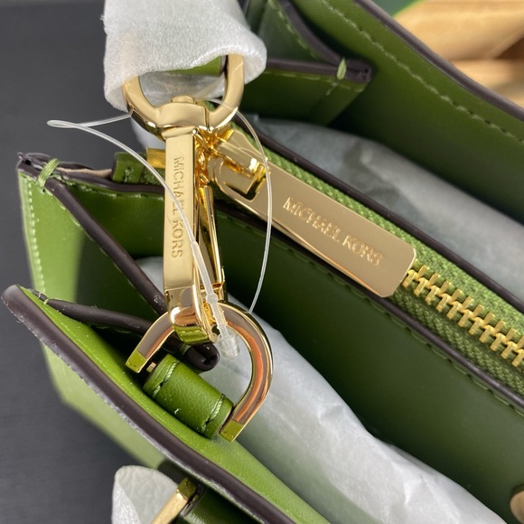 Michael Kors Hope Medium Messenger - Picture 9 of 10